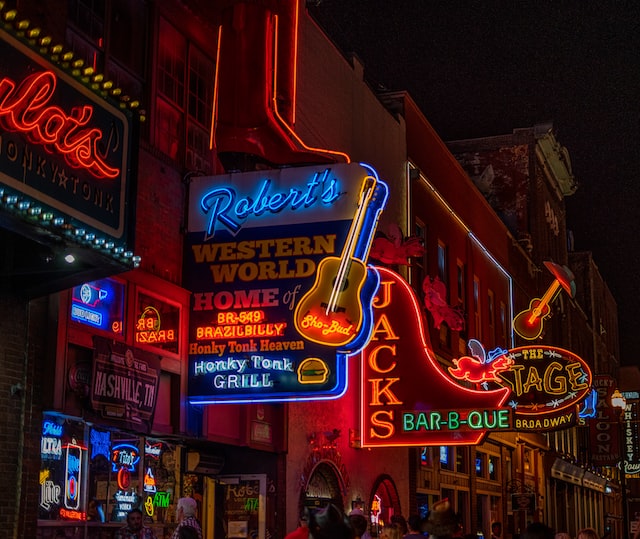 nightlife in Nashville, bars, restaurants lit up with large signs