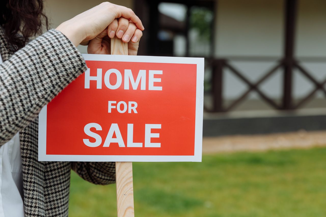 Sacramento home with a for sale sign. Image by Pexels