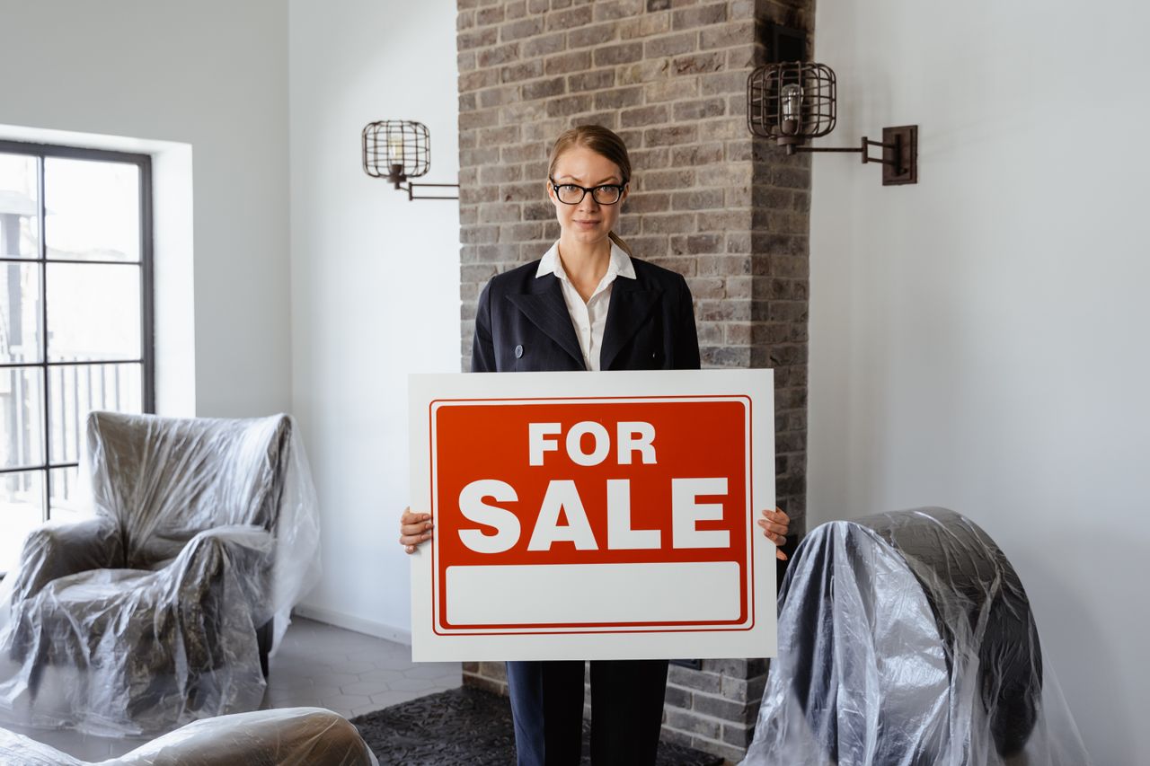 A red for sale sign. Image by Pexels.