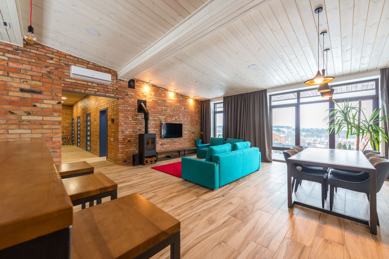 Buyers notice the ceiling within the first 30 seconds - but it doesn't have to end the sale. Image by Pexels