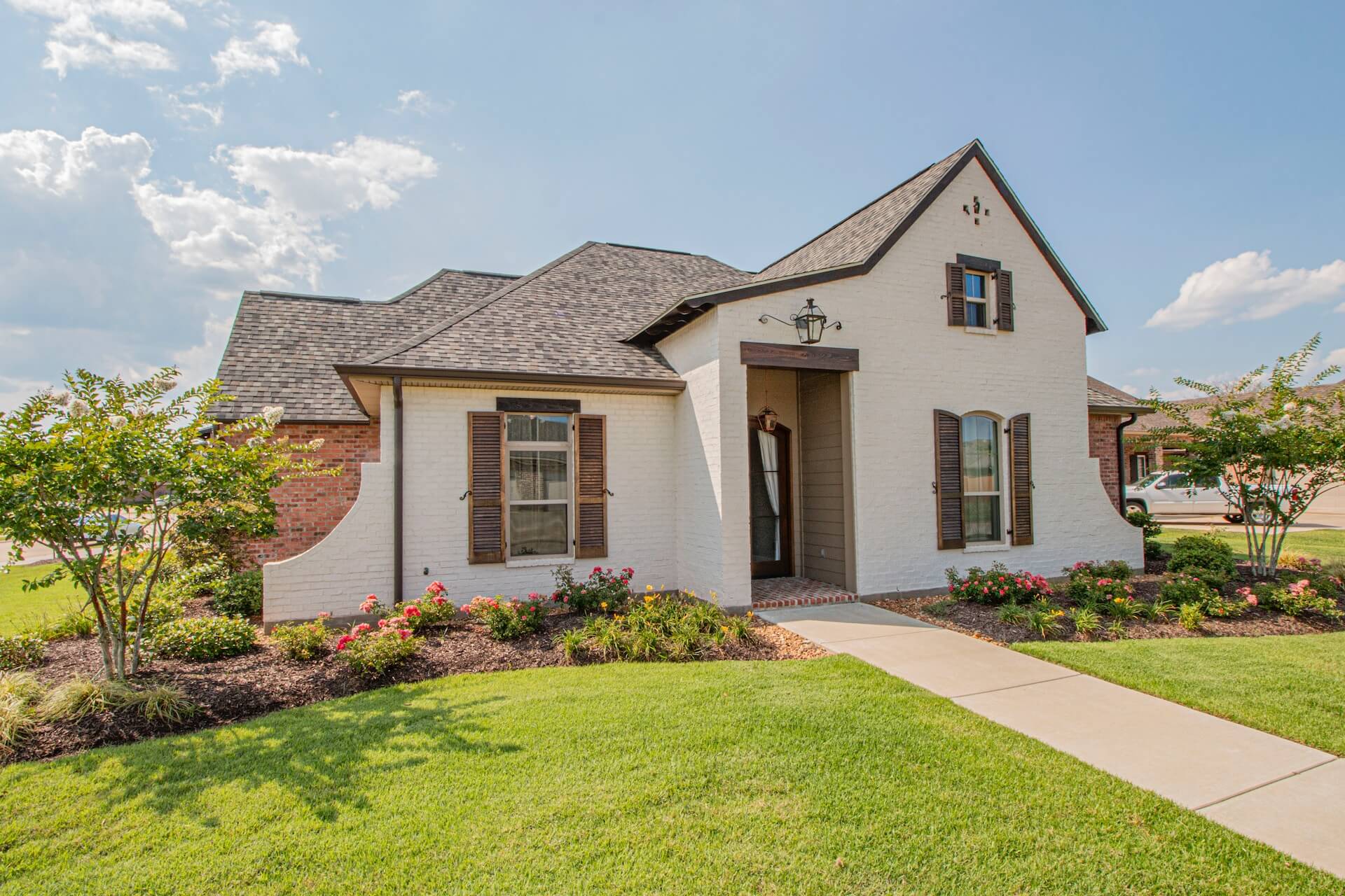 house with nice curb appeal